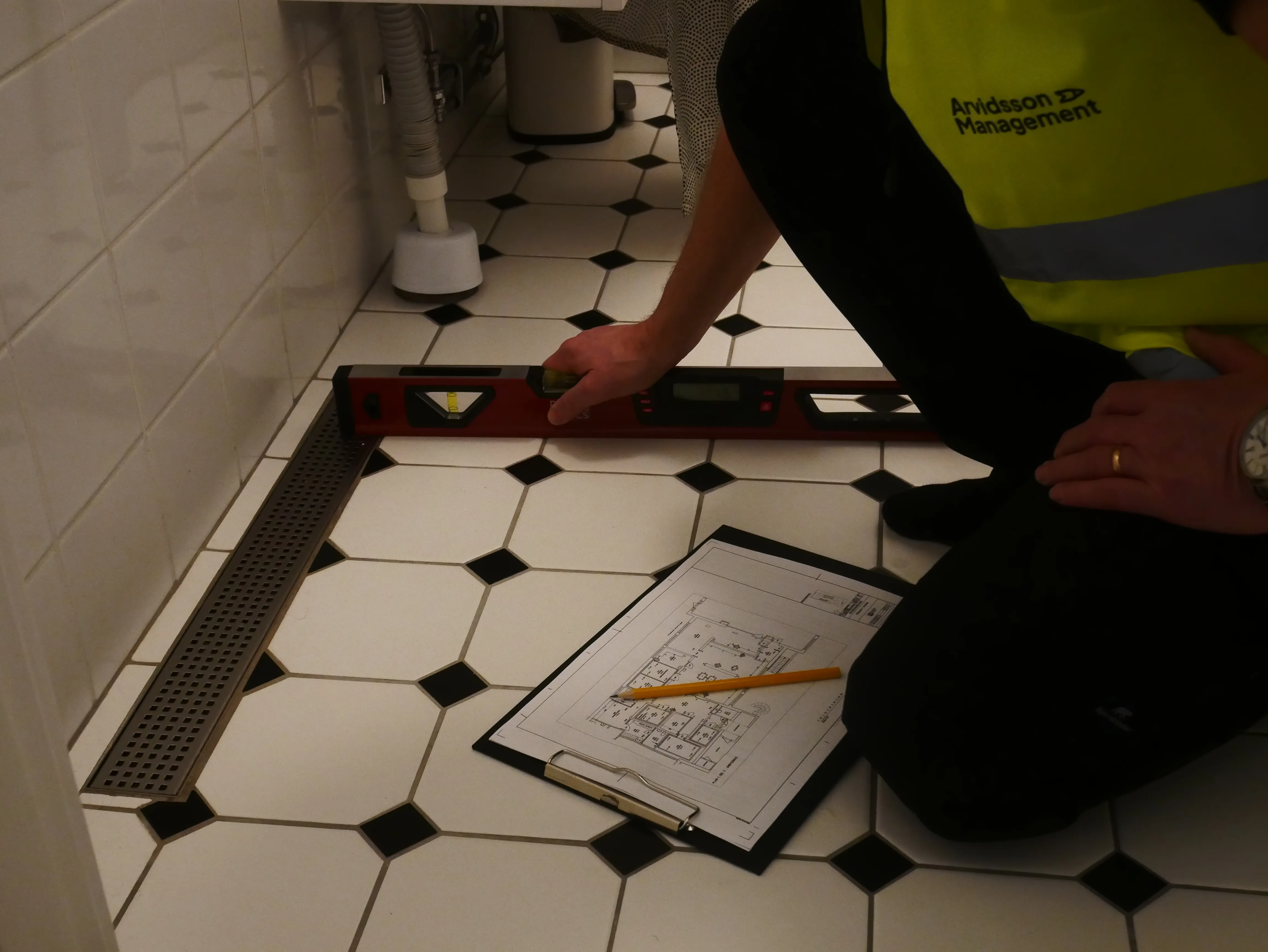 Ingenjör som granskar tekniska ritningar och kvalitetssäkring i byggprojekt